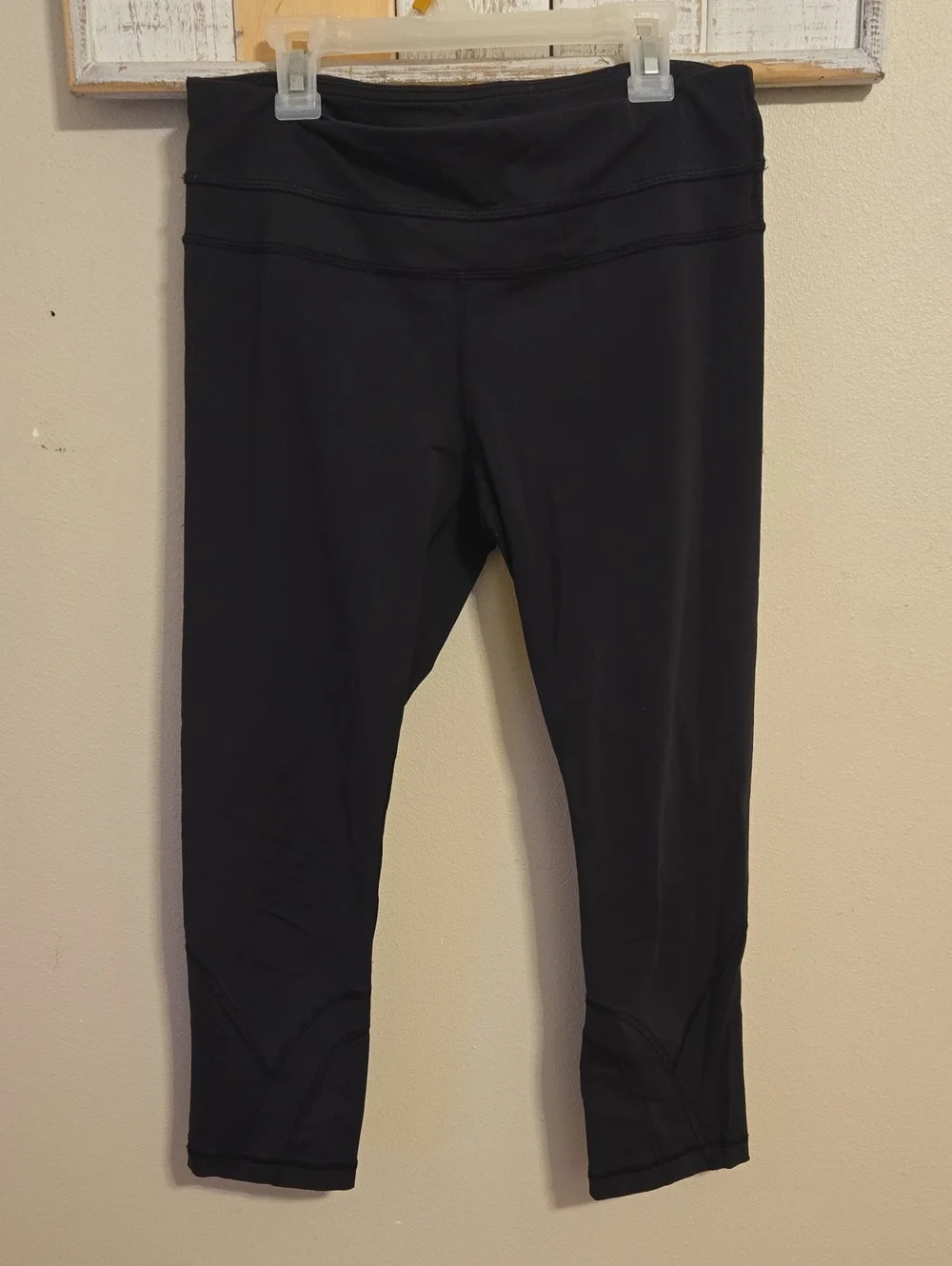 Womens Lululemon Black Cropped Athletic Leggings Sz 8